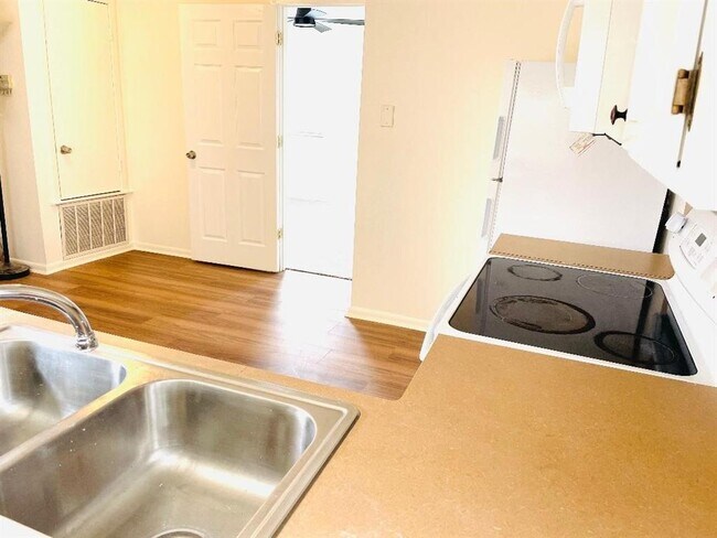 Building Photo - 5608 Cougar Dr