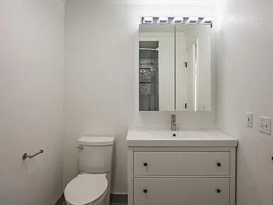 Building Photo - 2100 Oakcrest Cir