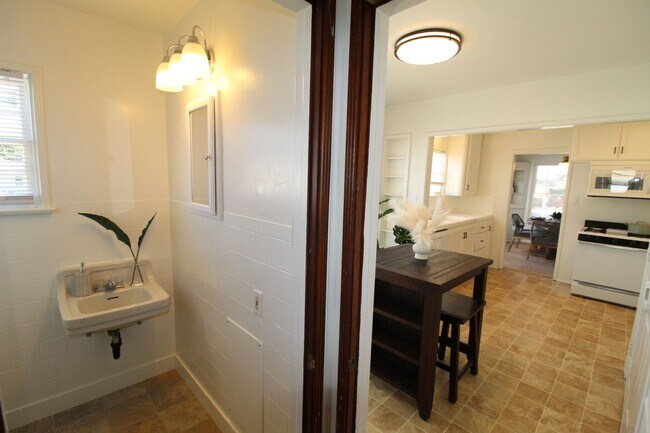 Building Photo - Charming Midtown Ventura Home- 3 Bedroom + 1.75 Bath