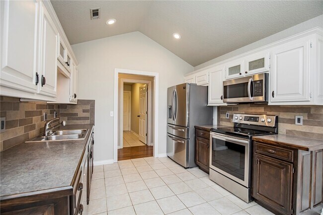 Building Photo - 2803 Foxwood Dr