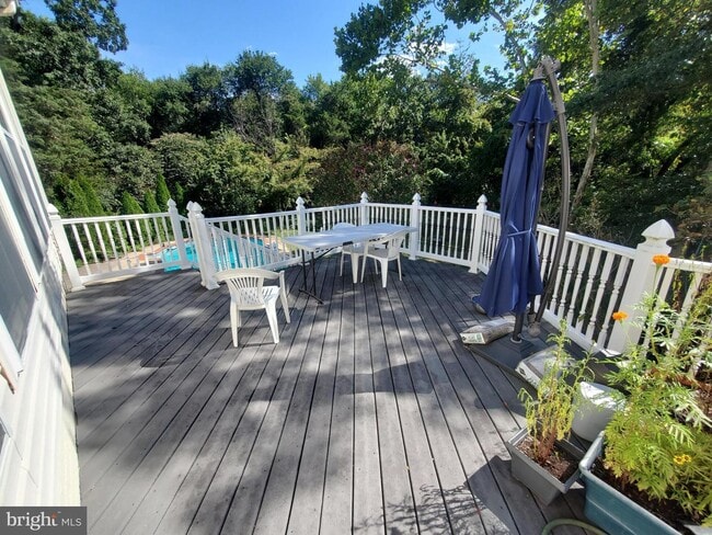 Building Photo - 20960 Capilano Ct