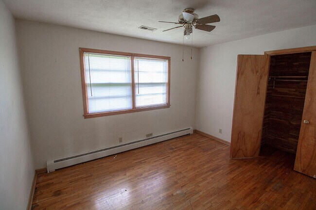 Building Photo - 1303 E Smiley Ln