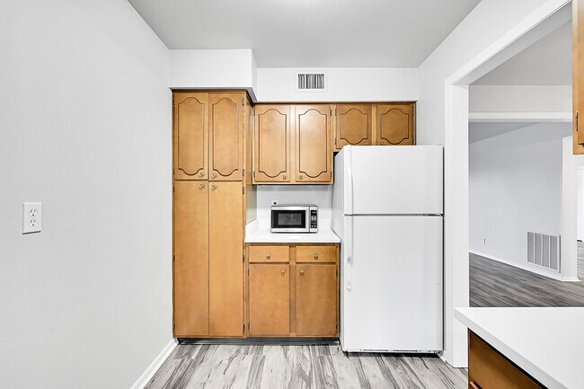 Building Photo - 2902 Airport Rd