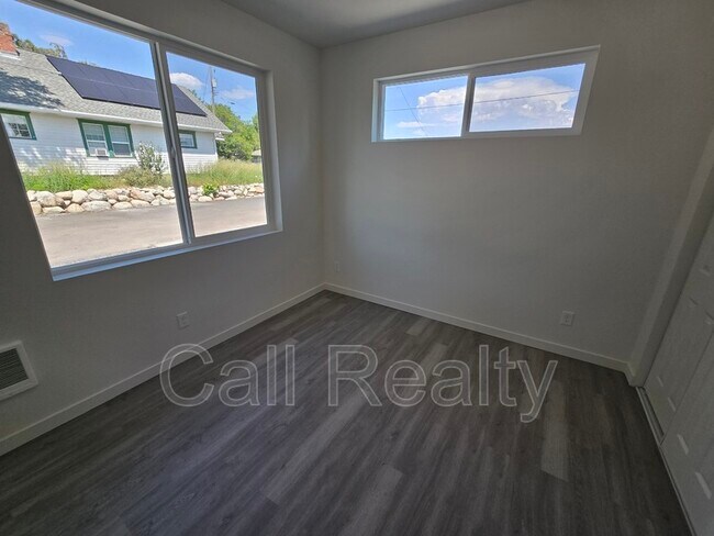 Building Photo - 4215 N Locust Rd