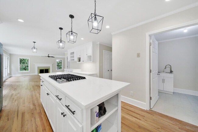 Building Photo - Beautiful Five Bed Three and Half Bath Hom...