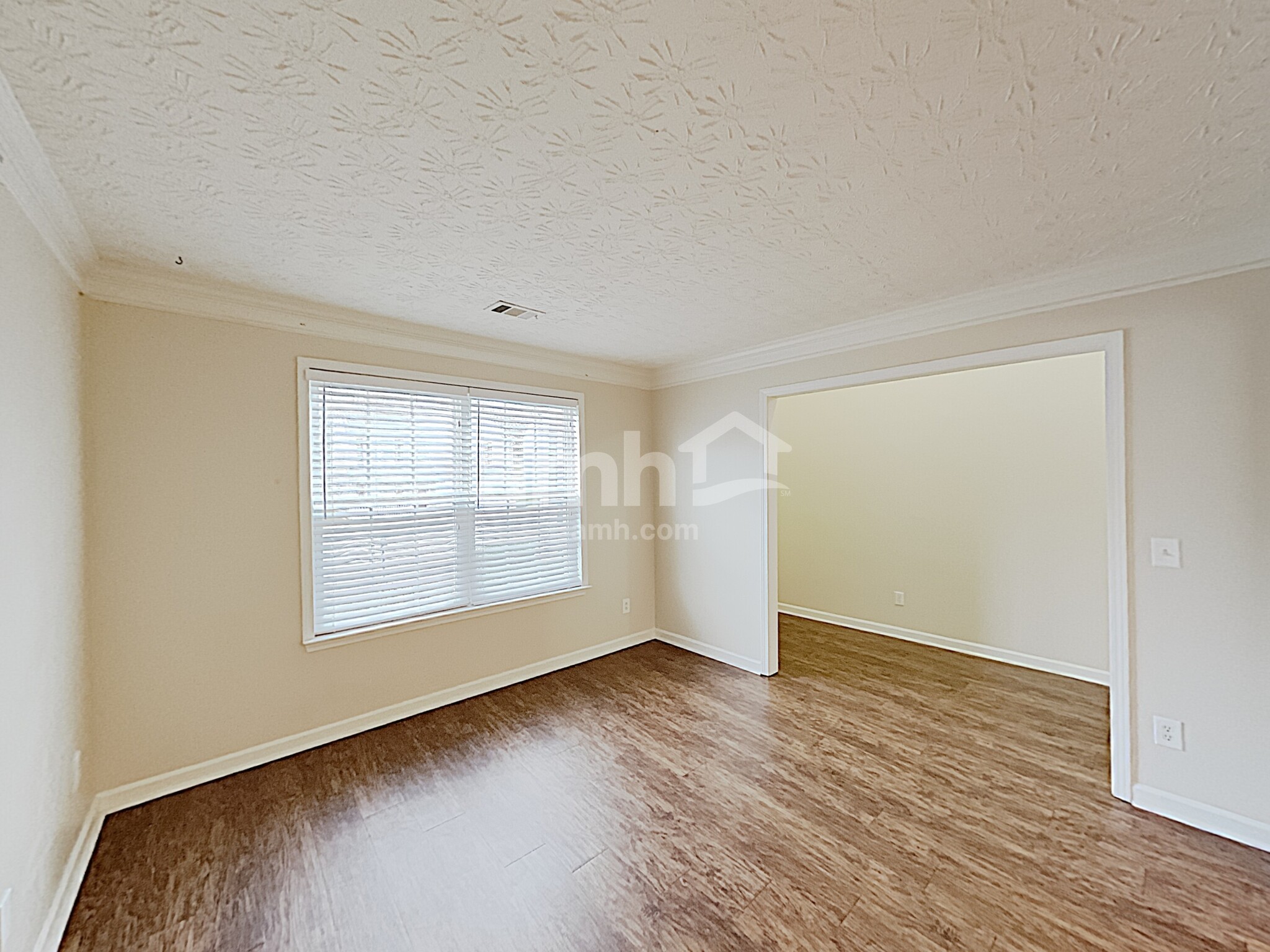 Building Photo - 327 Meadows Ln