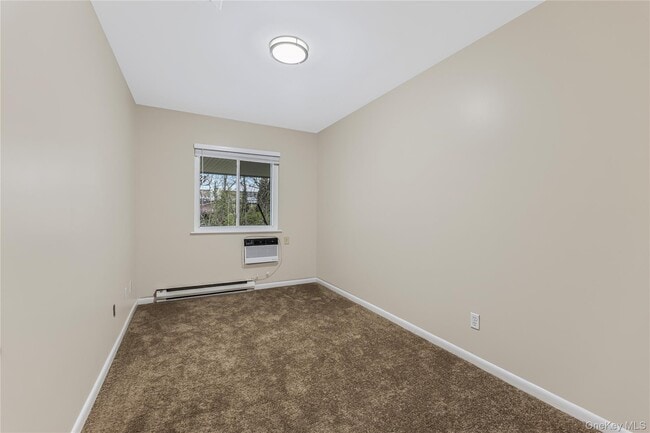 Building Photo - 914 Old Country Rd