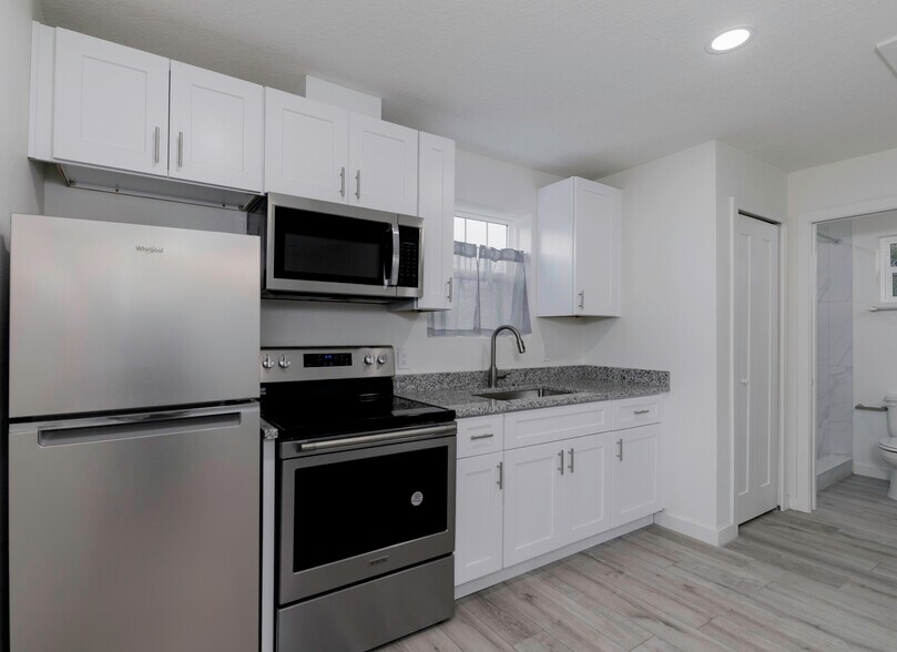 new stainless appliances - 2735 4th Ave S