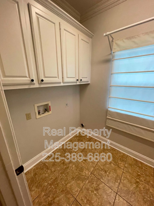 Building Photo - 917 Fairwinds Ave