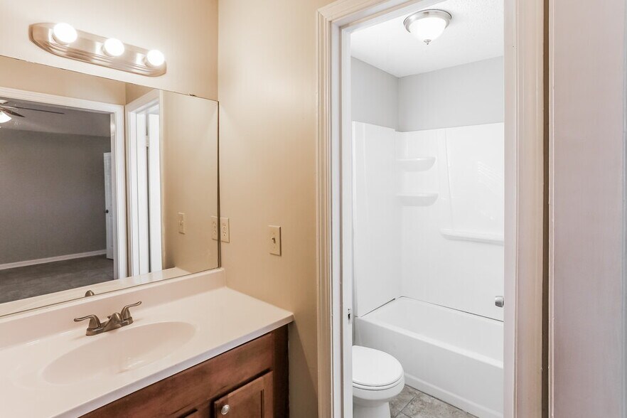 Building Photo - 5305 Oak Court Cove N