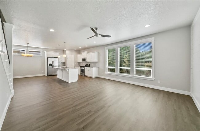 Building Photo - Eagle Townhome with Upscale Finishes!