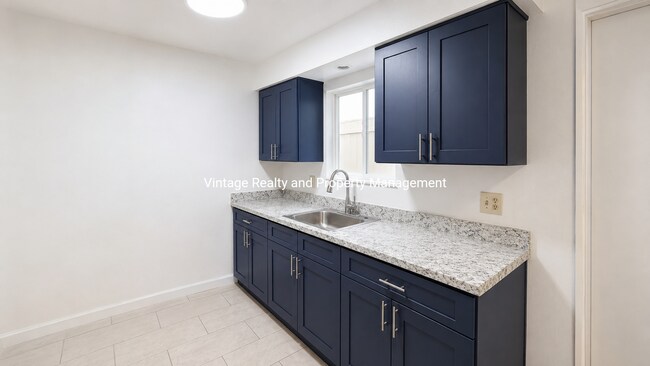 Building Photo - Updated 2-bedroom, 1 bathroom Tri-plex unit located in North Stockton.