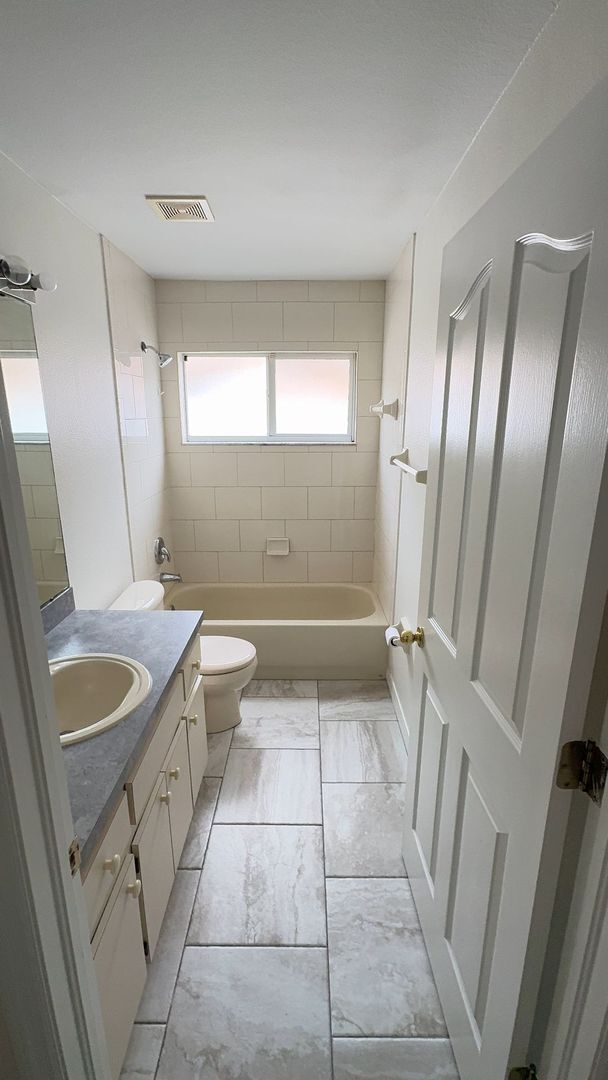 Building Photo - Come see this beautiful 3 bedroom, 2 bath, 2 car garage home for rent near Citrus Park Mall!