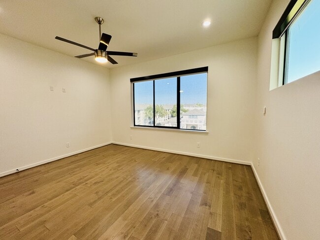 Building Photo - 525 Memorial Heights Dr