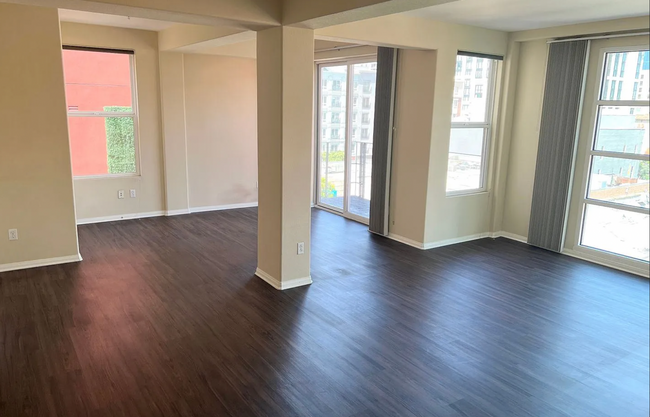 Building Photo - Fantastic Penthouse Unit Downtown Marina D...