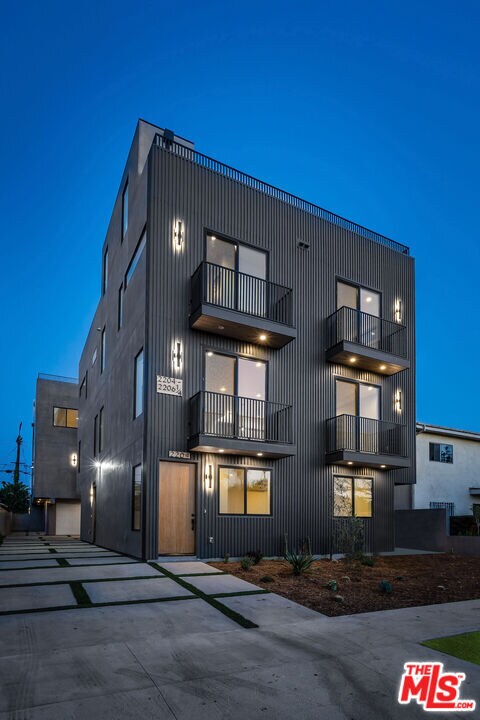 Building Photo - 2204 1/2 Carmona Ave
