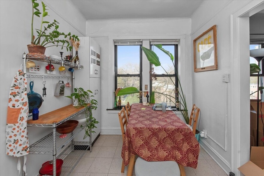 Building Photo - 5704 S Harper Ave