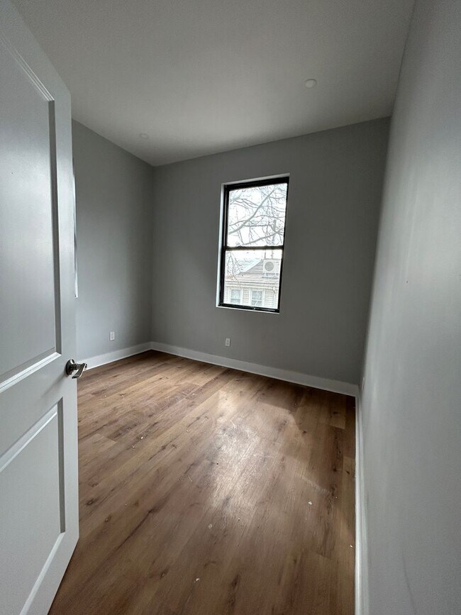 Building Photo - 430 Dickinson St