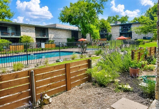 Building Photo - 1304 Mariposa Dr
