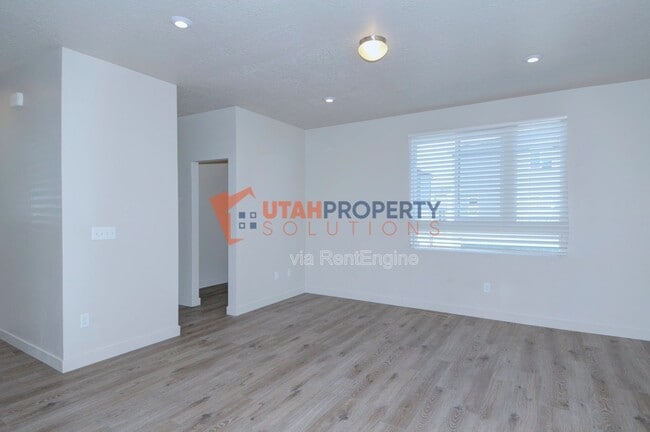 Building Photo - 1025 W 400 S