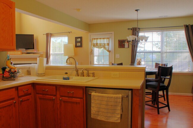 Building Photo - 3-bedroom House with Fenced-in Backyard Available on Sep 14th