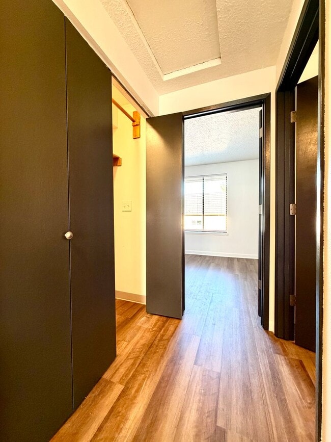 Building Photo - **FREE FIRST MONTH'S RENT** Updated Townhouse in the Heart of Garden Home~ New LVP Flooring~ Wash...