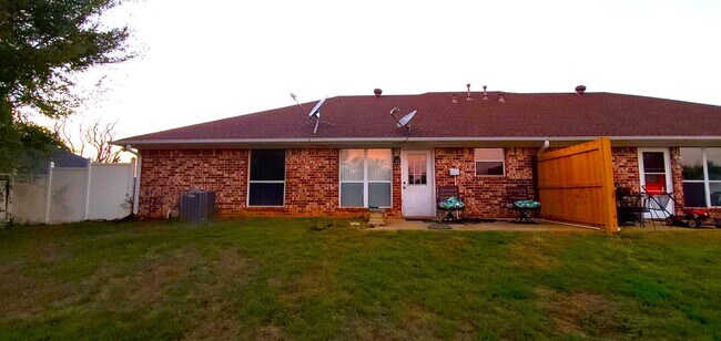Building Photo - SUPER SPACIOUS 2 Bedroom, 2 Bathroom duple...