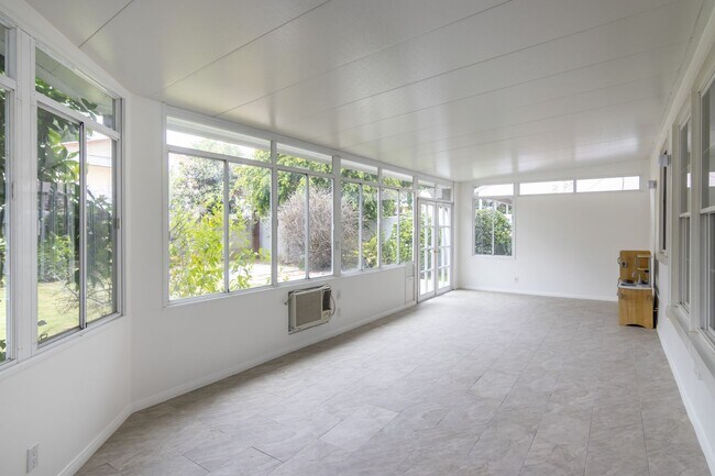 Building Photo - Charming single story home in heart of Reseda