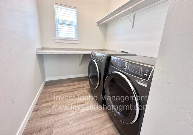 Building Photo - Prioritize comfortable living in this CBH ...