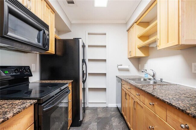 Building Photo - 4303 Pine Heights Dr NE