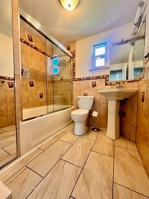 Building Photo - 686 River St