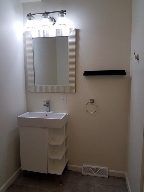 Building Photo - 3 Bedroom 2 Full Bath TownHouse with 2 car tandem  Parking for Rent