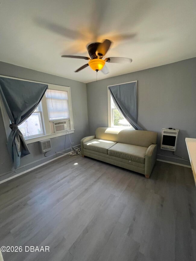 Building Photo - 411 N Oleander Ave