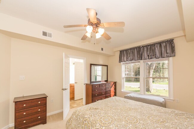 Building Photo - Updated Condo in Norfolk