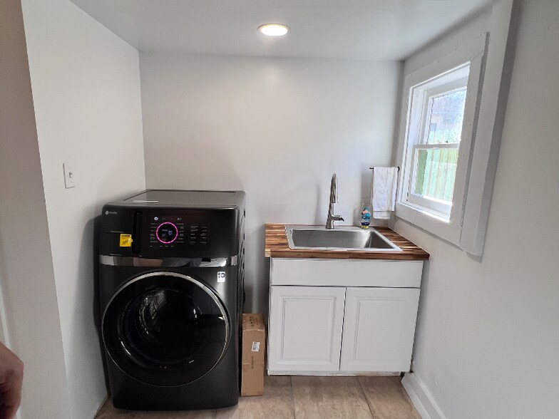 Building Photo - 1318 W Monroe St