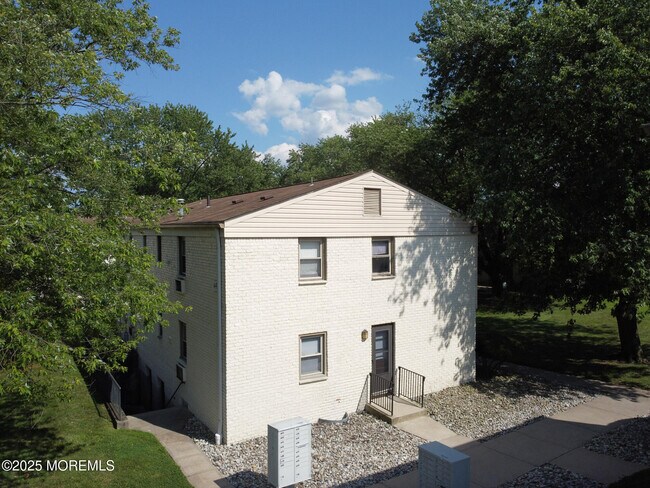 Building Photo - 440 Cross Rd