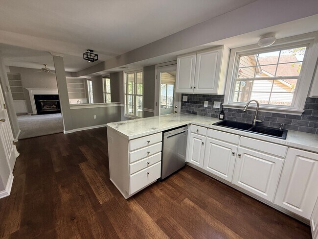 Building Photo - Spacious 4 Bed 2.5 Bath In Lexington!