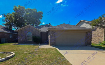 Building Photo - "Charming 3-Bedroom Retreat with 2 Full Ba...