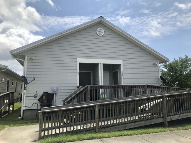 Building Photo - Beautiful 2/1 Duplex in Bay St. Louis, MS