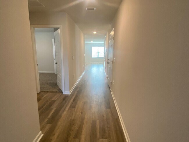 Building Photo - Efficient 4BR Living with Fenced Yard & Convenient Access