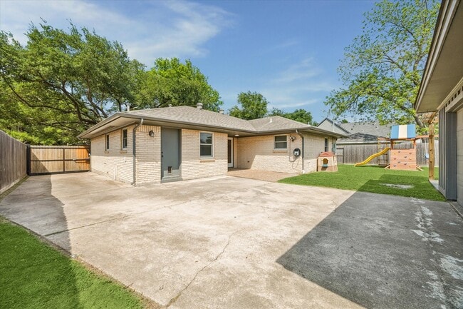 Building Photo - 5311 Hialeah Dr