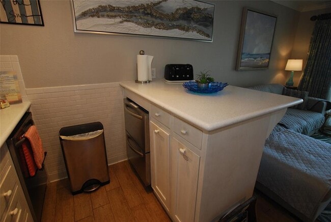 Building Photo - 6300 Seawall Blvd