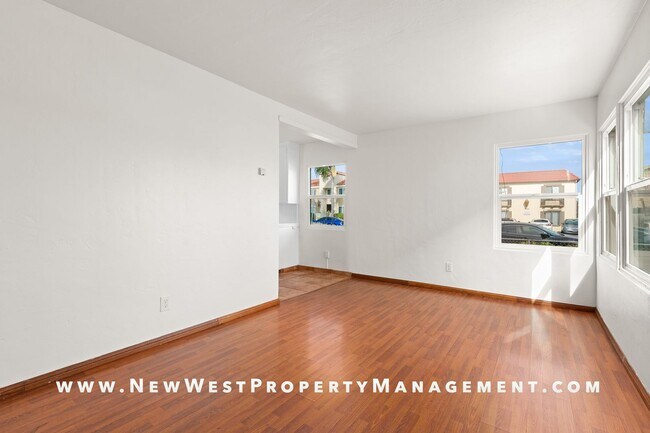 Building Photo - Recently Renovated University Heights 2 Bed 1 Bath with 2 off-street parking spaces! Pet OK!