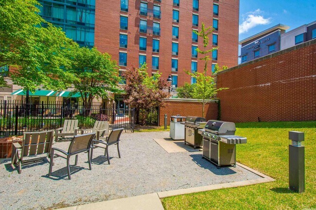 Building Photo - 315 Rock St