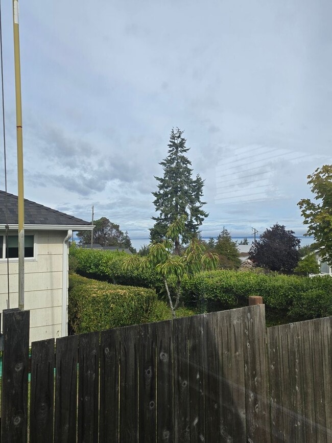 Building Photo - 1818 W 5th St