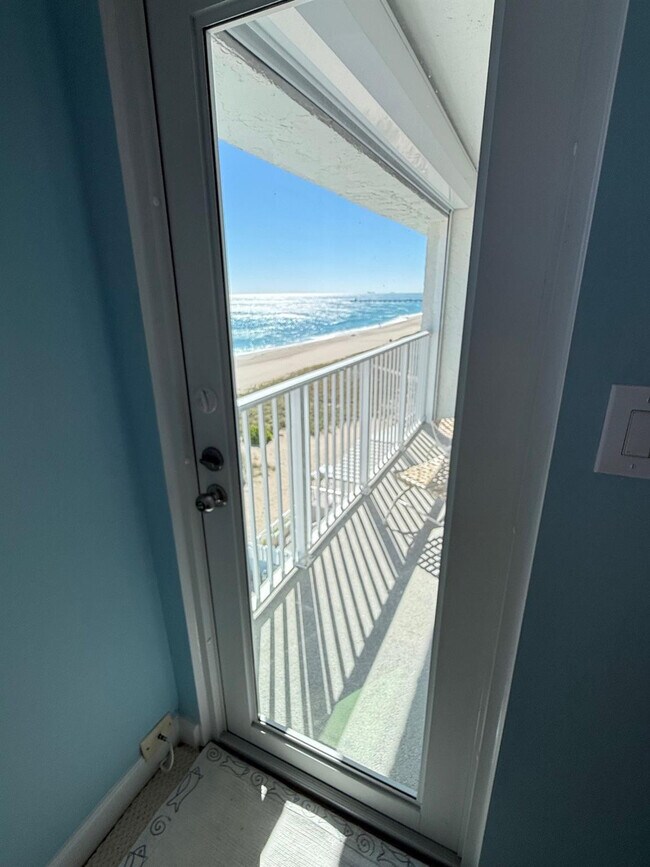 Building Photo - 4636 El Mar Dr