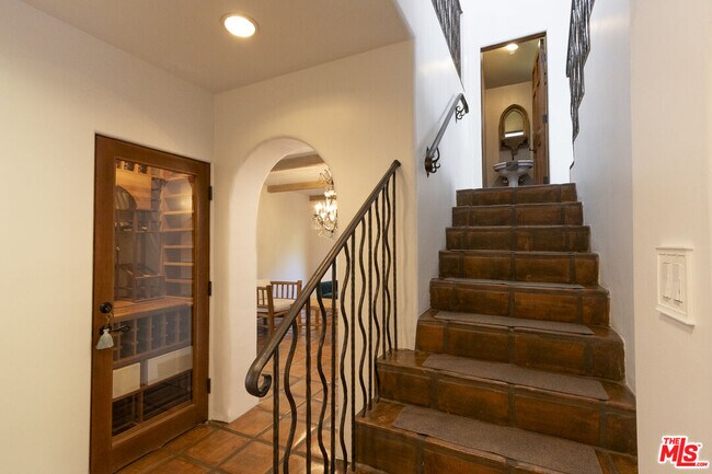 Building Photo - 1407 N Beverly Dr