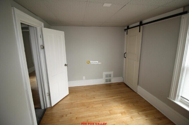 Building Photo - Large refurbished 3 Bedroom Upper