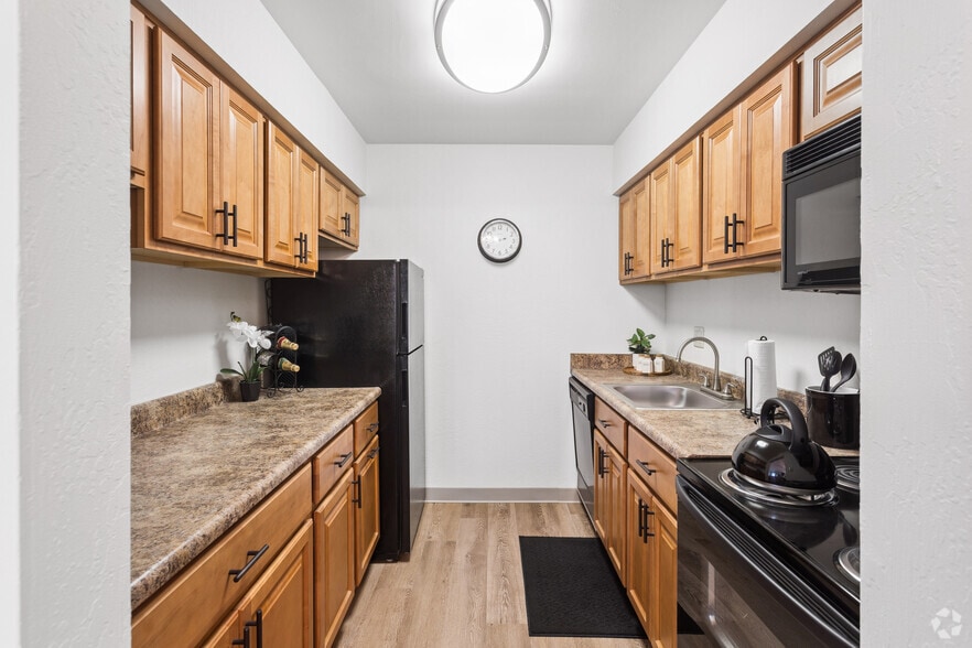 1BR, 1BA - 600SF - Kitchen - Monroeville Apartments at Birnam Wood