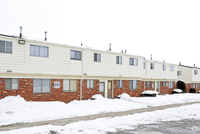 Building Photo - Village Manor Townhomes